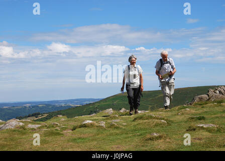 älteres Ehepaar, zu Fuß über Hound Tor, Dartmoor National Park UK Stockfoto