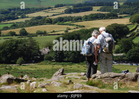 älteres Ehepaar, zu Fuß über Hound Tor, Dartmoor National Park UK Stockfoto