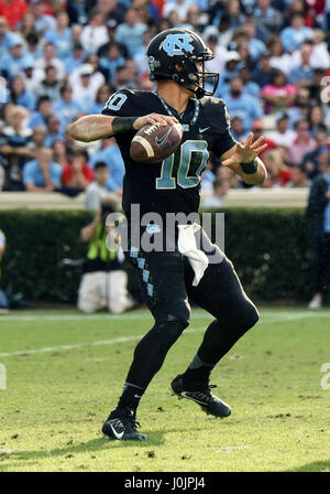 North Carolina Tar Heels quarterback Mitch Trubisky (10) Pässe in der zweiten Hälfte des Spiels zwischen der North Carolina State Wolfpack und den North Carolina Tar Heels. Stockfoto