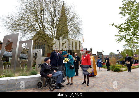 Königin Elizabeth II trifft ehemalige Soldaten nach dem Royal Maundy Gottesdienst in Leicester Kathedrale. Stockfoto