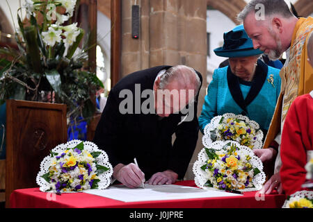 Der Duke of Edinburgh unterzeichnet das Gästebuch während des Royal Maundy Service in Leicester Kathedrale. Stockfoto