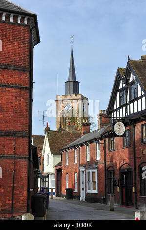 Sonne-Strasse mit Kirche von St Mary the Virgin im Hintergrund, Baldock, Hertfordshire, England, UK Stockfoto