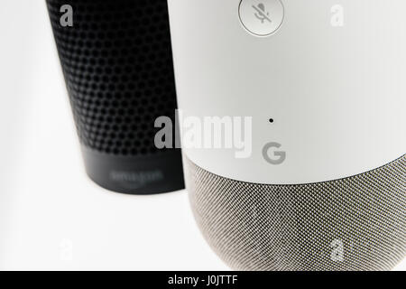 Google-Startseite und Amazon Echo smart Lautsprecher.  Beide bieten Stimme Personal Assistants, Musikwiedergabe und home-Automation-Steuerung aktiviert. Stockfoto