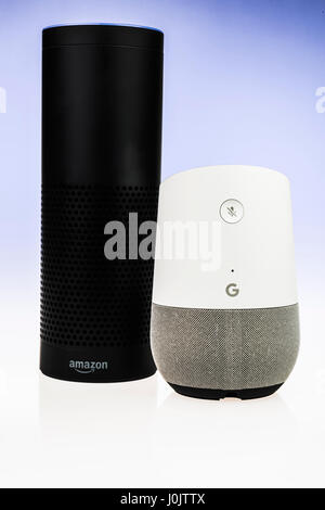 Google und Amazon Echo smart Lautsprecher. Beide bieten Sprachgesteuerte persönliche Assistenten, Musik und Home Automation. (Blauer Hintergrund) Stockfoto