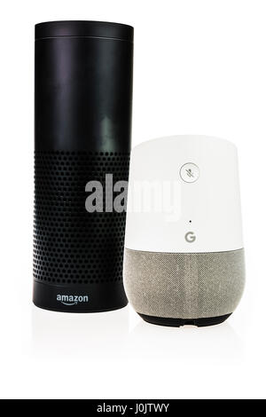 Google und Amazon Echo smart Lautsprecher. Beide bieten Sprachgesteuerte persönliche Assistenten, Musik und Home Automation. (Weißer Hintergrund) Stockfoto