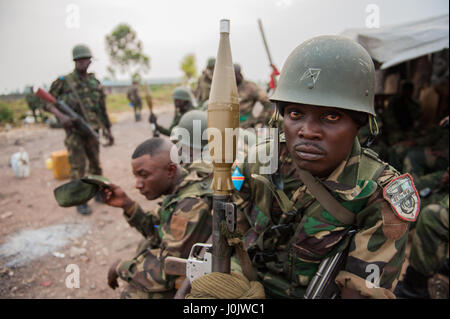 Kongolesischen Nationalarmee (FARDC) Soldat während Operationen gegen die ruandischen unterstützten Rebellengruppe M23 Stockfoto