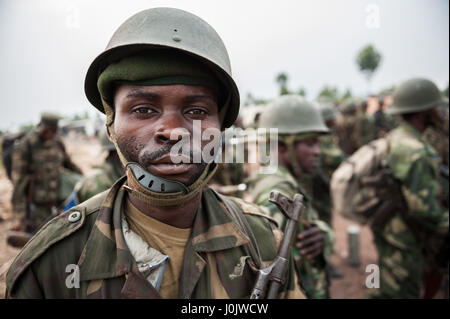 Demokratische Republik Kongo Nationalarmee (FARDC) Soldat bei militärischen Operationen gegen die ruandische unterstützt M23 bewaffnete Gruppe in der Nähe der Stadt Goma Stockfoto