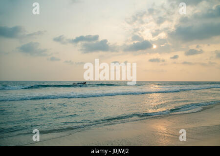 Sonnenuntergang über dem Wasser des Indischen Ozeans. Herrliche Seenlandschaft. Stockfoto