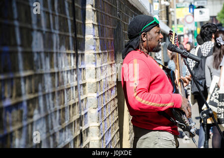 Ein Straßenmusiker spielen auf der Straße auf der Brick Lane im Osten Londons. Stockfoto