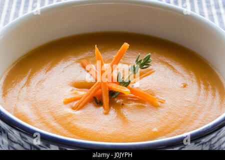 Möhrensuppe in Schüssel serviert. Hausgemachte Creme Karotte und Kartoffel Linsengericht. Stockfoto