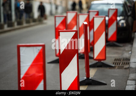 Straßenverkehr funktioniert Pol Post Hindernis Umweg Zeichen Sicherheitsbarriere, vertikale Panel unter Bau Warnung, rot, weiß diagonal gestreift Beschilderung, larg Stockfoto
