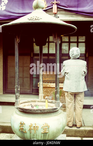 Frau am Budhist Tempel in Tokio zu beten Stockfoto