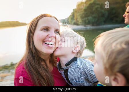 Mutter mit zwei Söhnen am See, sonnigen Frühlingstag. Stockfoto