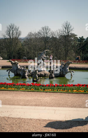 Waddesdon Manor Garten, ein toller Ort, um mit Ihrer Familie besuchen. Ein Meisterwerk, der im Besitz der berühmten Rosthild Familie war Stockfoto