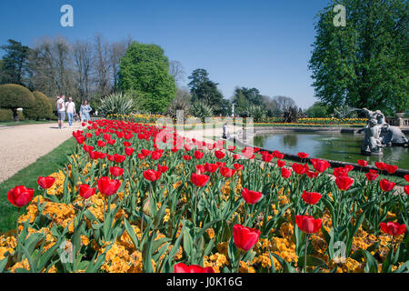 Waddesdon Manor Garten, ein toller Ort, um mit Ihrer Familie besuchen. Ein Meisterwerk, der im Besitz der berühmten Rosthild Familie war Stockfoto