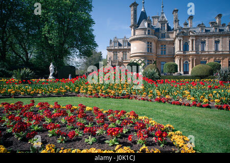 Waddesdon Manor Garten, ein toller Ort, um mit Ihrer Familie besuchen. Ein Meisterwerk, der im Besitz der berühmten Rosthild Familie war Stockfoto