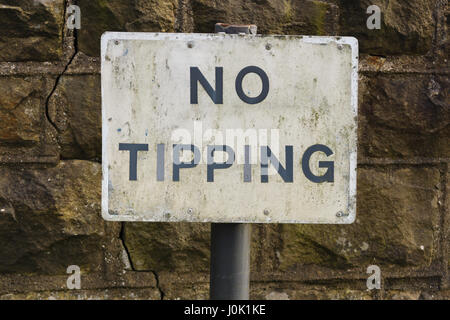 Ein verfallenen No Tipping Zeichen Warnung gegen die illegale Entsorgung von Müll und Abfall dumping Stockfoto