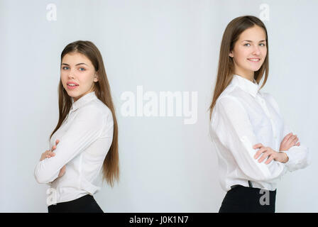 zwei Geschäftsmodelle stehen mit dem Rücken zusammen Stockfoto