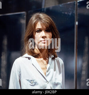 Französische Sängerin und Plant Francoise Hardy in der Fernsehshow "Liedercircus', Deutschland 1970er Jahre. Französische Sängerin und Schauspielerin Francoise Hardy bei einer TV-Show, Deutschland 1970. Stockfoto