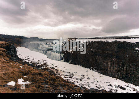 Einen weiten Blick auf die berühmten Gullfoss Wasserfall, Teil der Golden Circle und eines der beliebtesten Naturwunder in West-Island Stockfoto