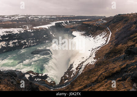 Einen weiten Blick auf die berühmten Gullfoss Wasserfall, Teil der Golden Circle und eines der beliebtesten Naturwunder in West-Island Stockfoto