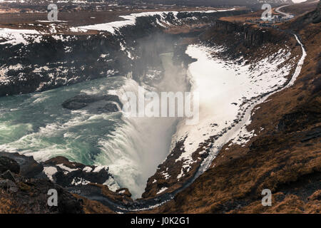 Seitenansicht des berühmten Gullfoss Wasserfall, Teil der Golden Circle und eines der beliebtesten Naturwunder in Island Stockfoto