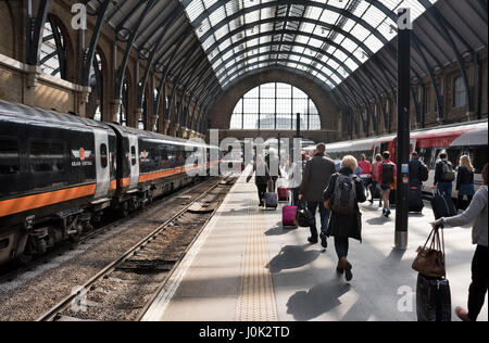 Passagiere am Kings Cross Bahnhof, London, UK Stockfoto
