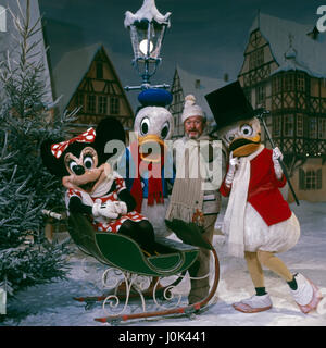Walt Disneys Fröhliche Weihnachten, Weihnachtsrevue Für Kleine Und Große Kinder, Deutschland 1984, Regie: Gerit Neuhaus, Mitwirkende: Minni Maus, Donald Duck, Dagobert Duck Klaus Havenstein (Moderator) Stockfoto