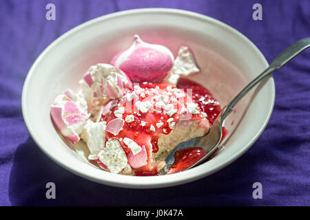 Eton Mess mit Baiser und Erdbeersauce Stockfoto