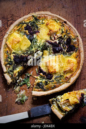Festliche Brie, Rucola Blätter und Preiselbeeren quiche Stockfoto