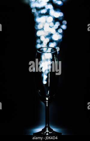 Weinglas gegen defokussierten leuchtende Lichter Stockfoto