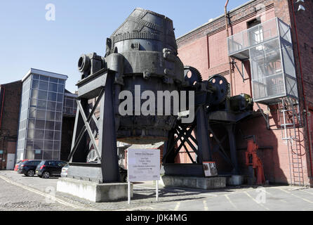 Bessemer konvertiert Stahl machen Ofen bei Kelham Island Industriemuseum in Sheffield England UK Stockfoto