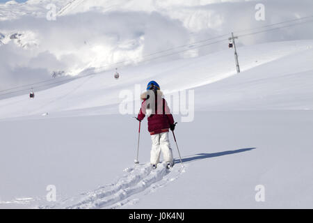 Mädchen auf Skiern in Off-Piste Hang mit Neuschnee am schönen Tag. Kaukasus, Georgien, Skigebiet Gudauri. Stockfoto