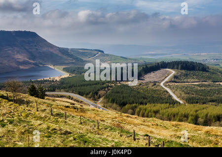 Zeigen Sie bis hin zu See Llyn Fach und Craig y Llyn Mountain aus dem Rhigos Mountain Pass an Stockfoto