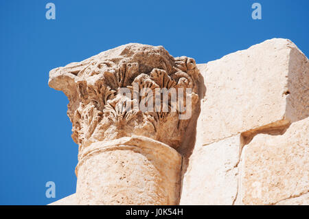 Jordanien: die korinthischen Säulen der Tempel des Zeus, 162 n. Chr. in der Antike Gerasa, die archäologische Stadt Jerash gebaut Stockfoto