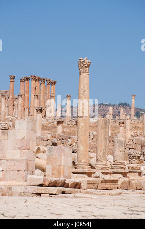 Jordanien: die korinthischen Säulen der Tempel des Zeus, 162 n. Chr. in der Antike Gerasa, die archäologische Stadt Jerash gebaut Stockfoto