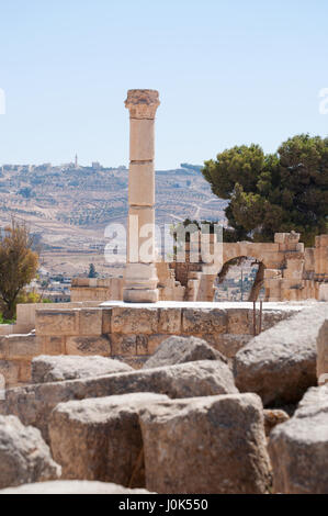 Jordanien: die korinthischen Säulen der Tempel des Zeus, 162 n. Chr. in der Antike Gerasa, die archäologische Stadt Jerash gebaut Stockfoto