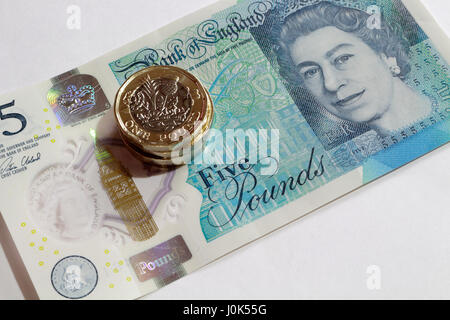Neue britische Pfund-Münze und neue fünf-Pfund-Note, Geldwährung Stockfoto