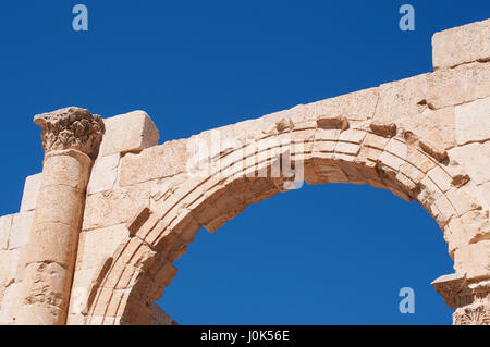 Details zu dem Südtor der archäologische Stadt von Jerash, Gerasa der Antike, einer der weltweit größten Standorte der römischen Architektur Stockfoto