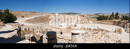 Jerash: Oval Plaza, der Hauptplatz der archäologische Stadt umgeben von einem breiten Bürgersteig und einer Kolonnade des 1. Jahrhunderts ionische Säulen Stockfoto