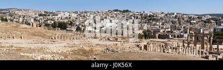 Die Ruinen der Stadt Gerasa, eines der größten und am besten erhaltenen Sehenswürdigkeiten der römischen Architektur in der Welt und die Skyline des modernen Jerash Stockfoto