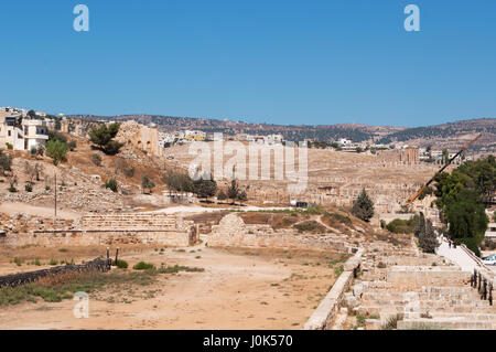 Die Ruinen der Stadt Gerasa, eines der größten und am besten erhaltenen Sehenswürdigkeiten der römischen Architektur in der Welt und die Skyline des modernen Jerash Stockfoto