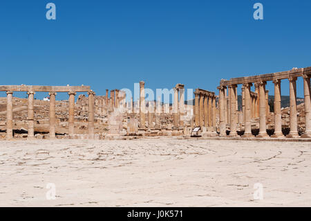 Jerash: Oval Plaza, der Hauptplatz der archäologische Stadt umgeben von einem breiten Bürgersteig und einer Kolonnade des 1. Jahrhunderts ionische Säulen Stockfoto