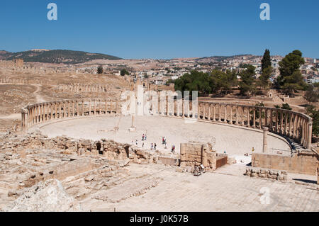 Skyline von modernen Jerash mit Oval Plaza, Hauptplatz der archäologischen Stätte und Cardo Maximus, der Colonnaded Straße, alten Gerasa Focal point Stockfoto