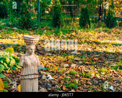 Statuen ohne Hände neben einer Holzbank im Wald Stockfoto