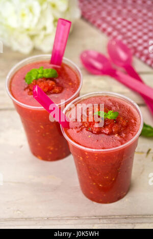 Gazpacho-Getränk-Suppe mit Basilikum Stockfoto