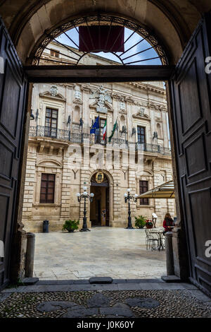 Vermexio Palast, aktuelle Rathaus (Palazzo del Vermexio) am Domplatz (Piazza del Duomo) auf der Insel Ortygia, Stadt Syrakus, Sizilien, Italien Stockfoto