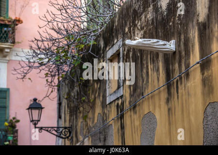 "Madonna Verso il Cielo" Installationskunst entworfen von Alfredo Romano auf Via Santa Lucia Alla Badia Straße, Insel Ortygia, Syrakus, Sizilien, Italien Stockfoto