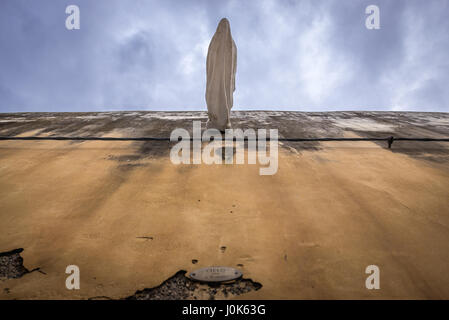 "Madonna Verso il Cielo" Installationskunst entworfen von Alfredo Romano auf Via Santa Lucia Alla Badia Straße, Insel Ortygia, Syrakus, Sizilien, Italien Stockfoto