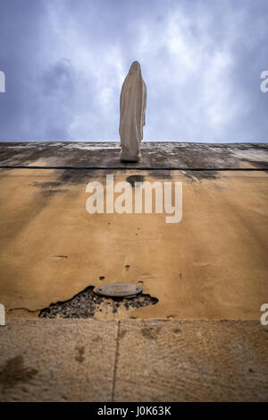 "Madonna Verso il Cielo" Installationskunst entworfen von Alfredo Romano auf Via Santa Lucia Alla Badia Straße, Insel Ortygia, Syrakus, Sizilien, Italien Stockfoto